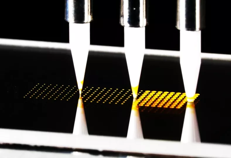 contact spotting of a high density array on a glass slide with different sizes of pins using a pin spotter